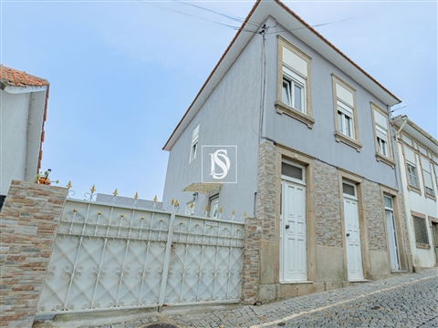 MORADIA T4 RENOVADA COM JARDIM, GARAGEM E POÇO | CHARME HISTÓRICO E CONFORTO EM MATOSINHOS
