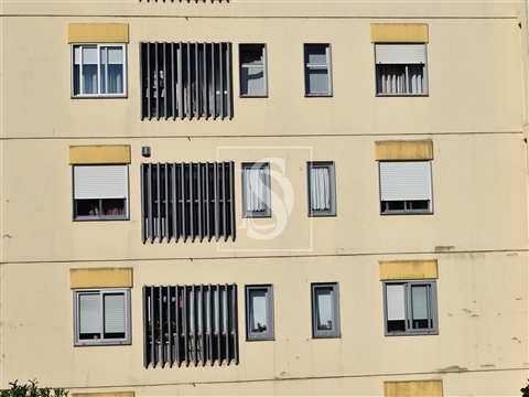 Apartamento T4 na Praceta Diogo Macedo (Próximo ao Arrábida Shopping)